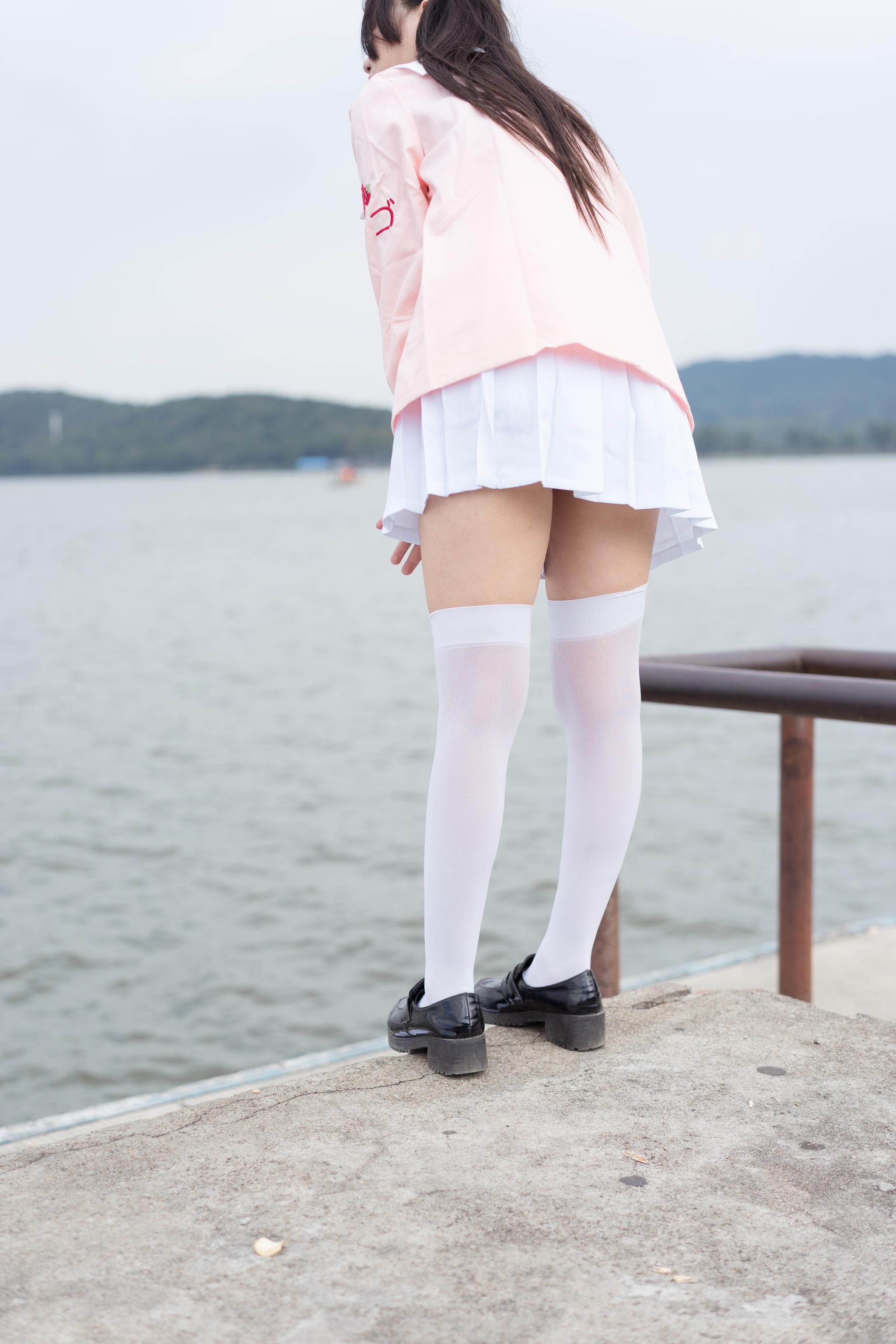 图片[1]-喵写真 VOL.010 湖边白丝萝莉 [66P]-XikXak